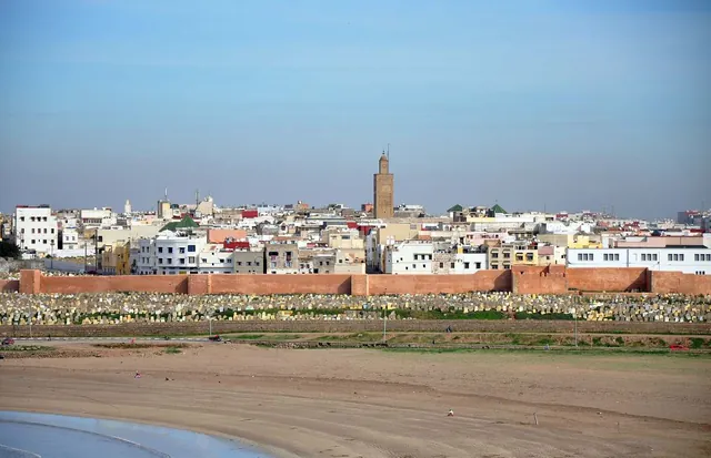 Salé vue depuis la kasbah des Oudayas, le minaret de la Grande Mosquée au-dessus des remparts